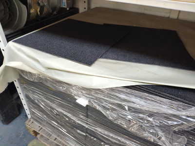 Dalles moquette en réemploi