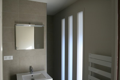 Salle de bain éclairée en second jour