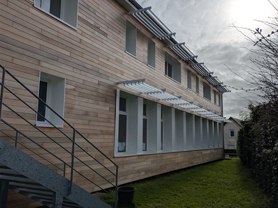 ITE, bardage bois et brise soleil