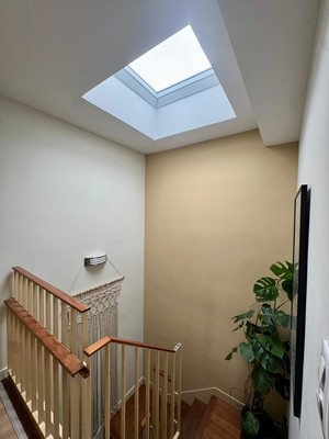 Cage d'escalier avec lumière zénithale