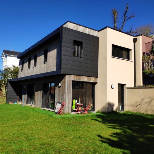 Maison contemporaine sur terrain en pente