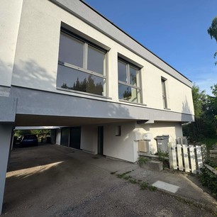 Façade avec nouvelles fenêtres et isolation par l'extérieur