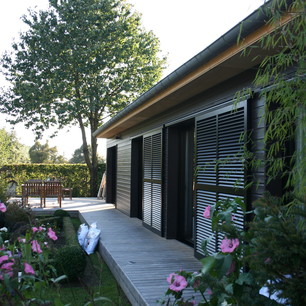 Baie vitrée et petite terrasse