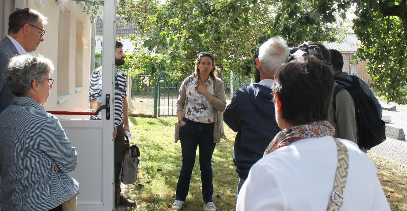 dialogue sur un chantier entre les clients et l'architecte Lucille Régnier