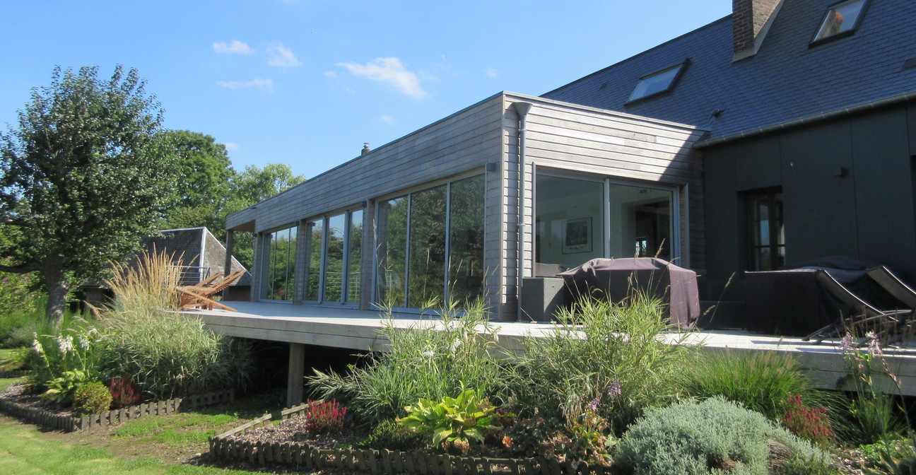 vue extérieure de la terrasse bois et de l'extension