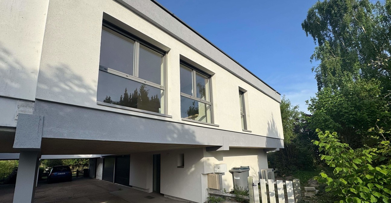 Façade avec nouvelles fenêtres et isolation par l'extérieur