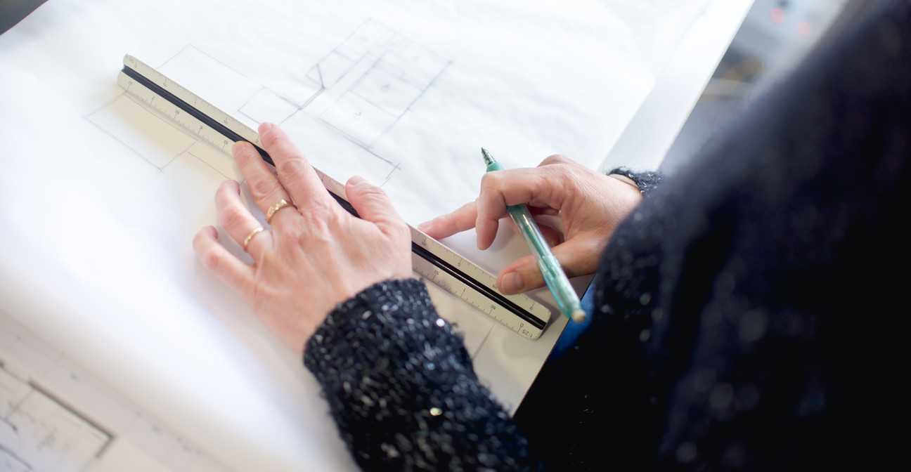 Personne traçant un plan de bâtiment
